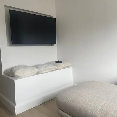 Cosy 2 Bed Near The Center *